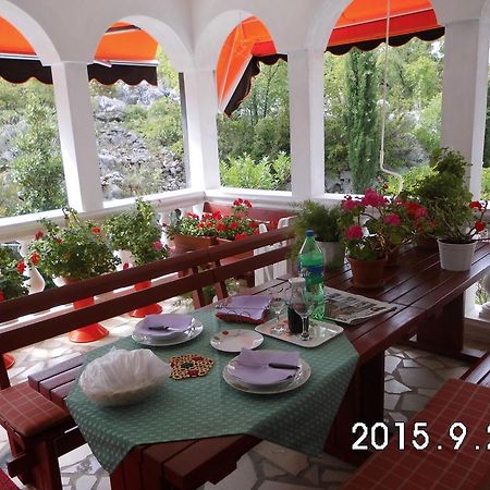 Vila Jadranka Apartments And Rooms Omišalj Eksteriør billede