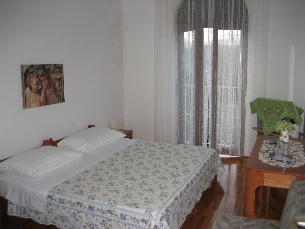 Vila Jadranka Apartments And Rooms Omišalj Eksteriør billede