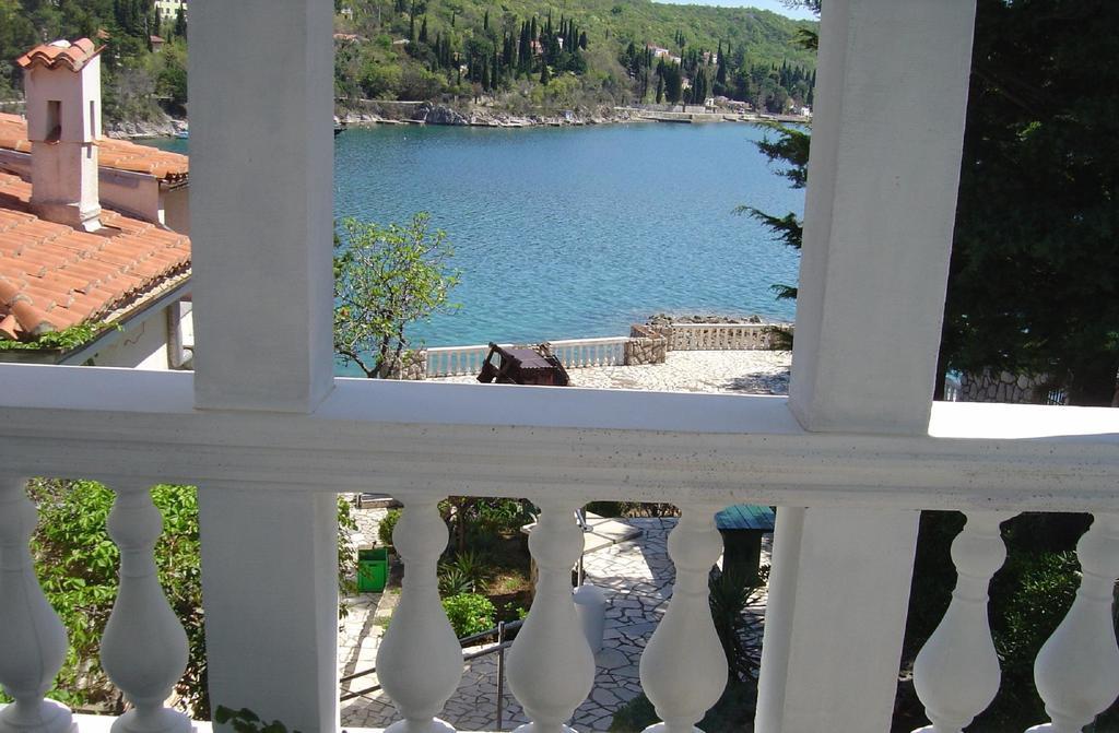 Vila Jadranka Apartments And Rooms Omišalj Eksteriør billede