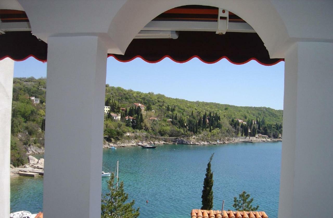Vila Jadranka Apartments And Rooms Omišalj Eksteriør billede
